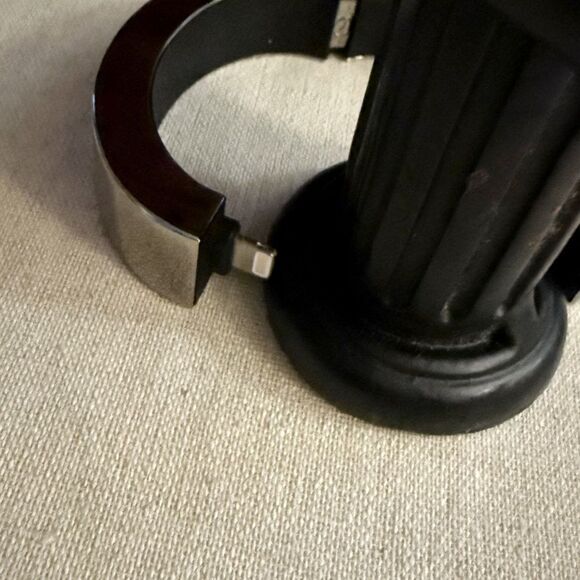 Mark & Graham Silver Hinged charging bracelet S - Picture 5 of 8